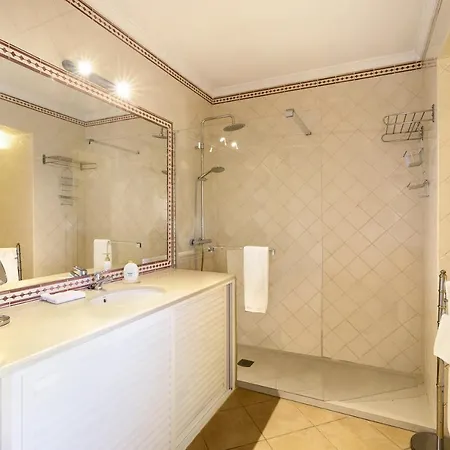 Quintus Court Villa